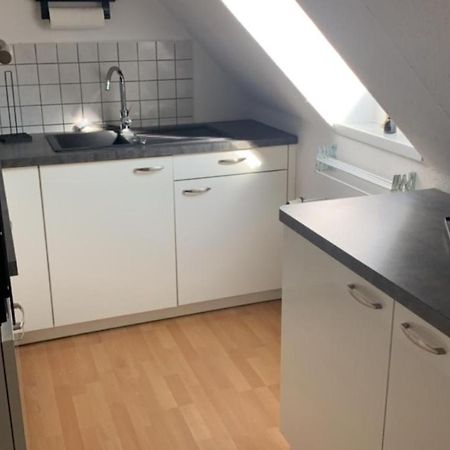 Zimmer In Wohnung Monteure Apartment Kuche Modern Enger Buitenkant foto