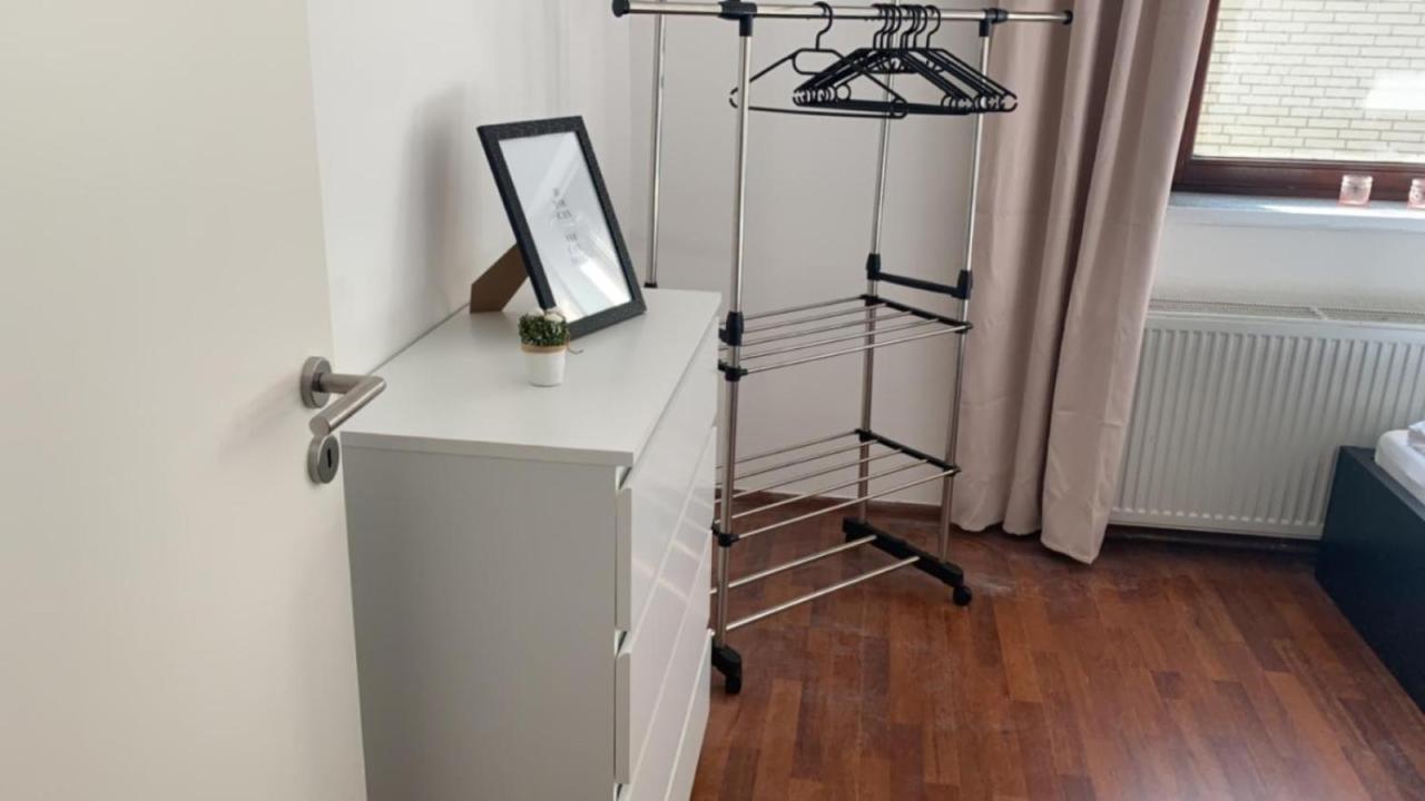 Zimmer In Wohnung Monteure Apartment Kuche Modern Enger Buitenkant foto