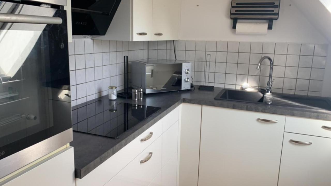 Zimmer In Wohnung Monteure Apartment Kuche Modern Enger Buitenkant foto