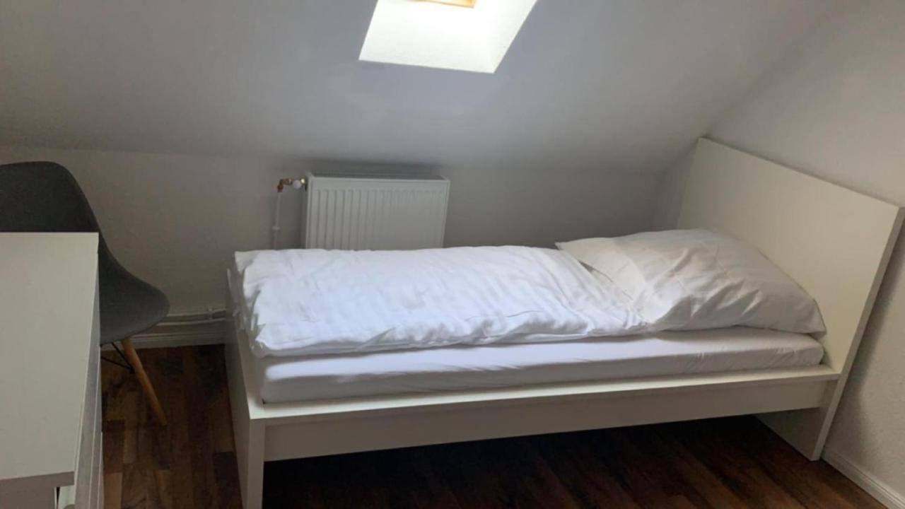 Zimmer In Wohnung Monteure Apartment Kuche Modern Enger Buitenkant foto