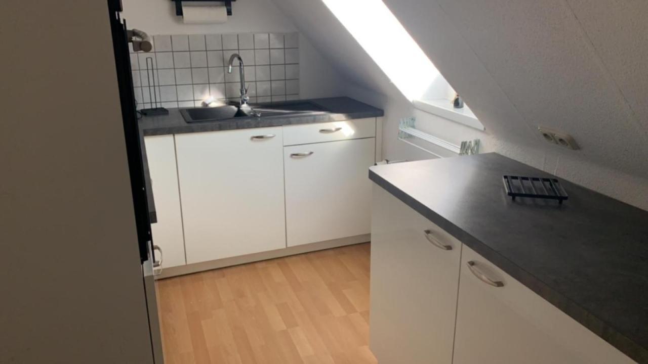 Zimmer In Wohnung Monteure Apartment Kuche Modern Enger Buitenkant foto